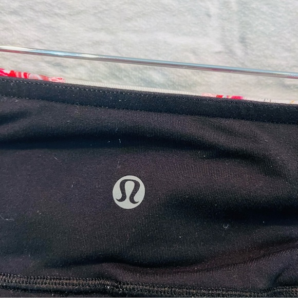 Lululemon Sz 4 Boogie Short Full-On Luon Black / Su14 Quilt 14 Floral Reversible - Picture 13 of 13